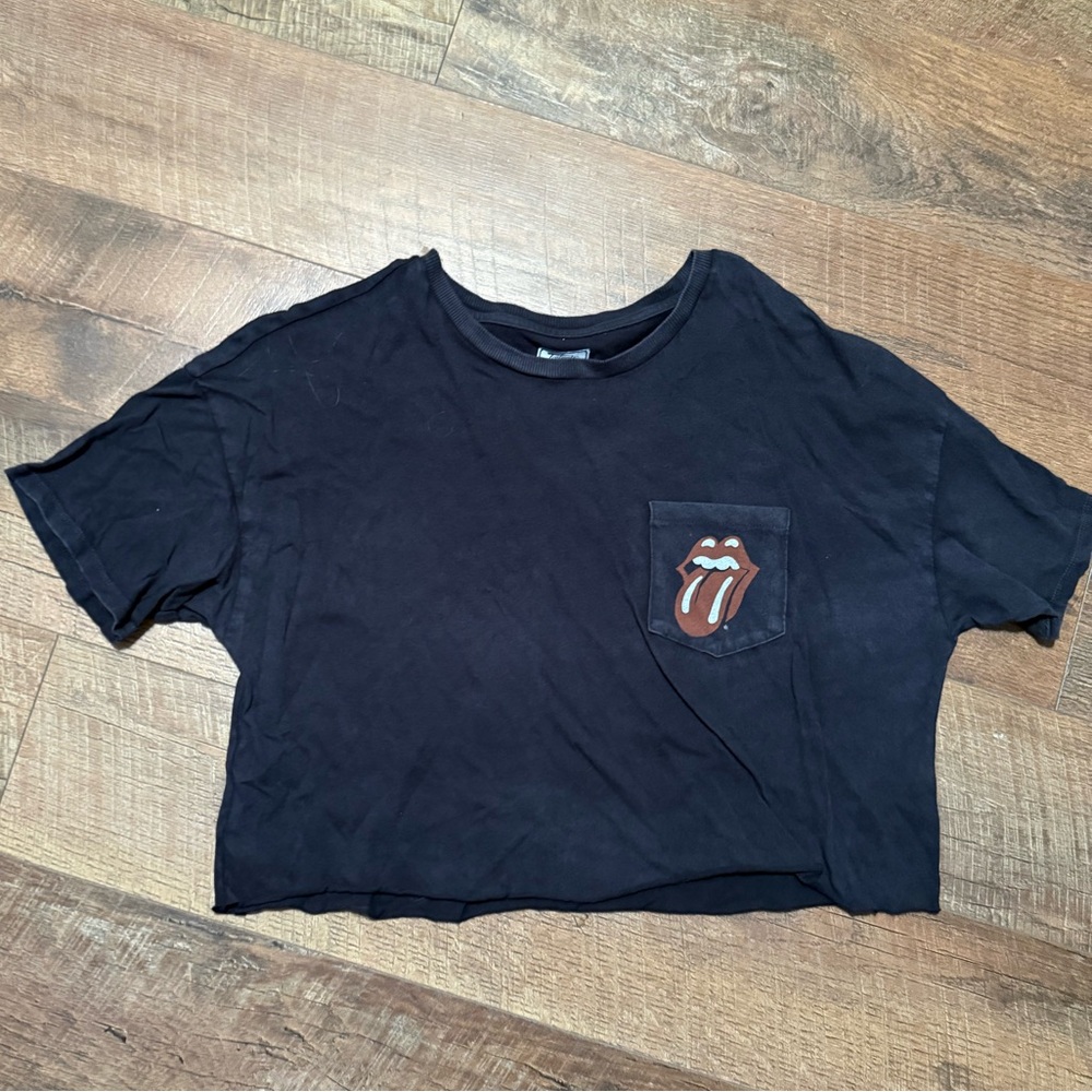 Cropped Black Graphic T-Shirt